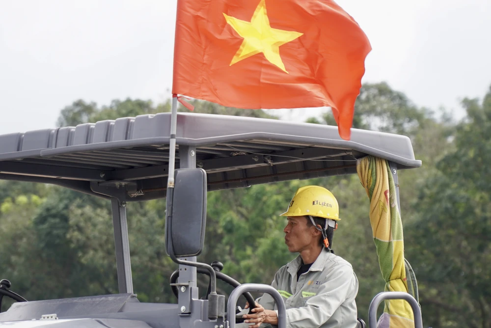 Công nhân lái máy lu trên công trường cao tốc Biên Hoà - Vũng Tàu.