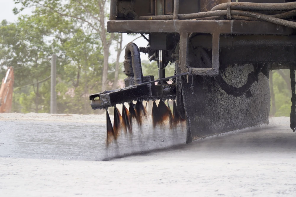 Sau khi bề mặt đường được làm sạch, chọn thời điểm nắng, xe bồn sẽ tiến hành xịt nhựa đường sẽ trải đều để chuẩn bị cho việc thảm nhựa.