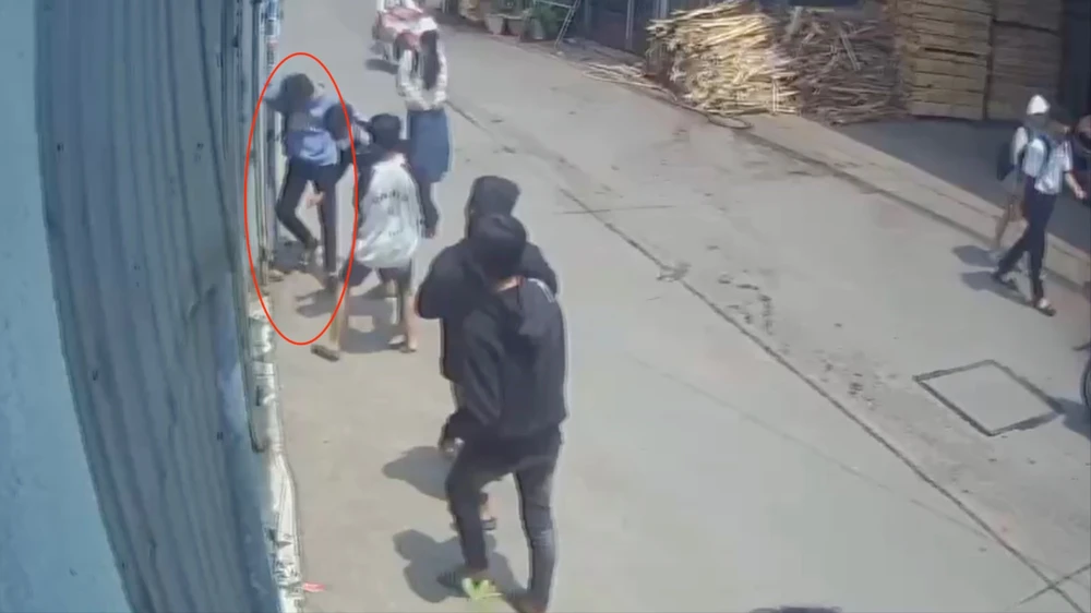 đánh hội đồng 1.jpg