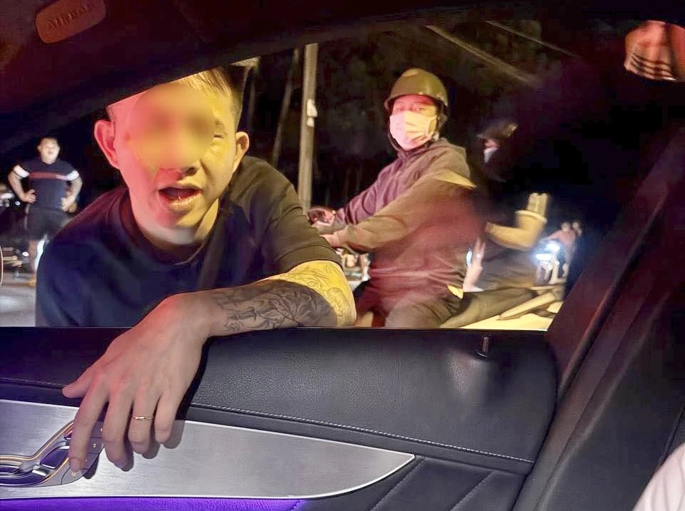 chặn xe ô tô.jpg