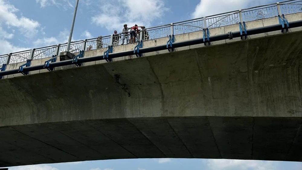 Thanh niên này cho biết do buồn chuyện gia đình nên đón xe đến cầu An Hảo định nhảy sông Đồng Nai tự tử