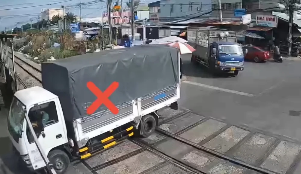 tông gãy thanh chắn đường sắt