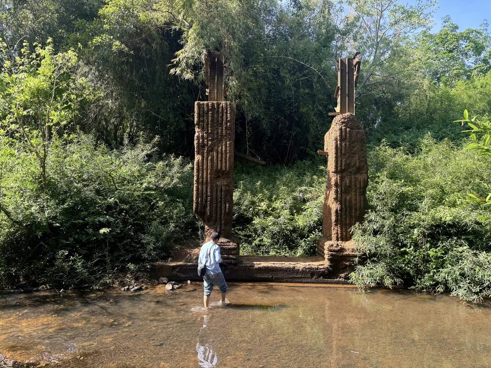 Cầu Mã Đà cũ, từng nối hai tỉnh Đồng Nai và Bình Phước, đã bị phá hủy trong chiến tranh, chỉ còn lại hai trụ ở bờ Bình Phước