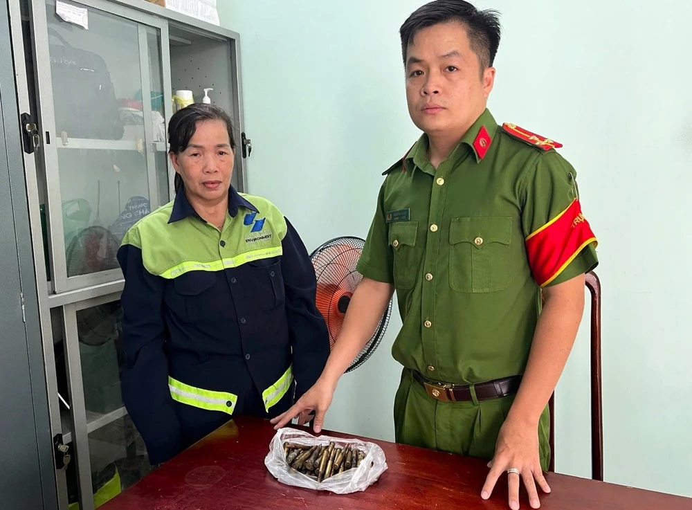 nữ công nhân.jpg