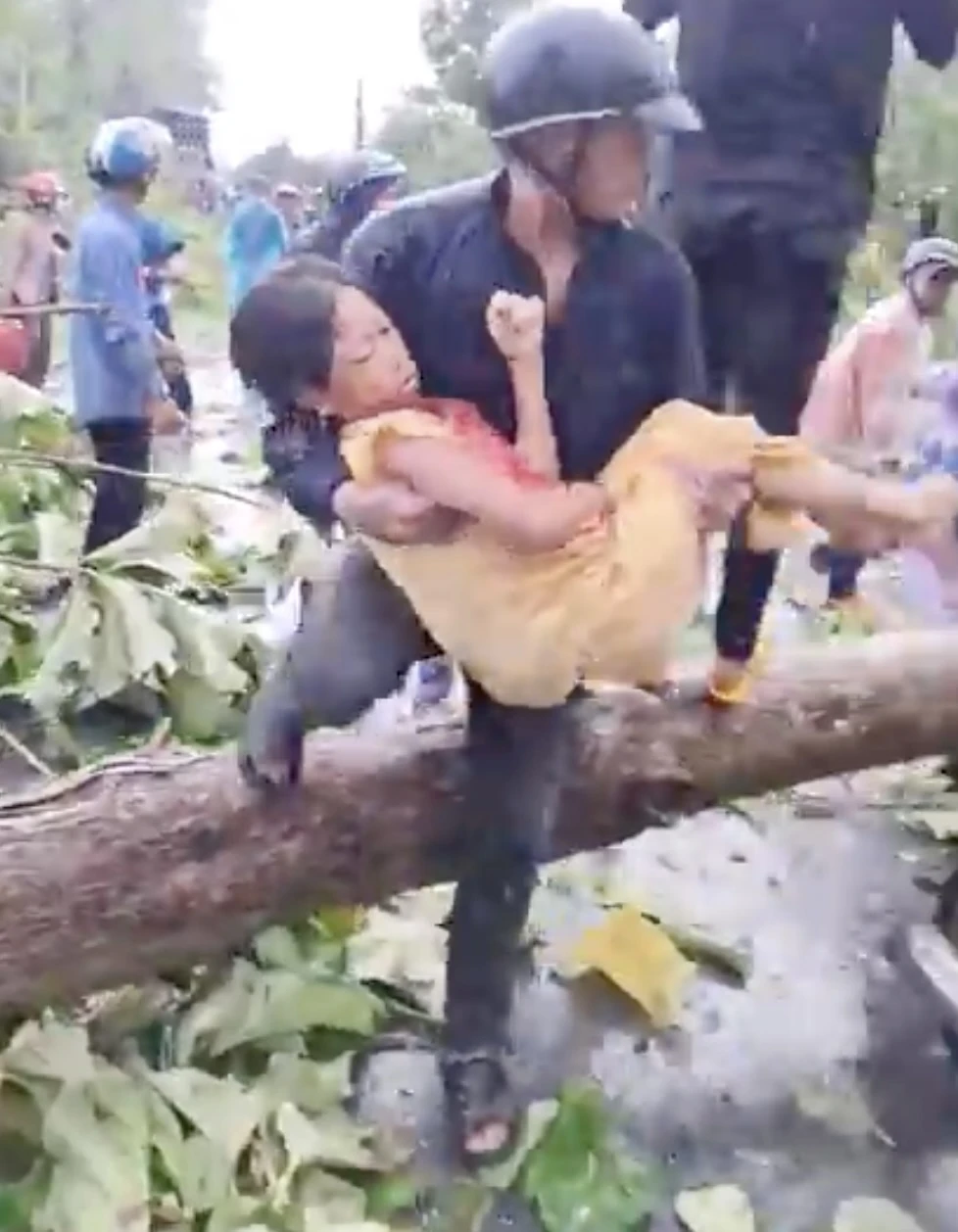 lốc xoáy dữ dội 4.jpg