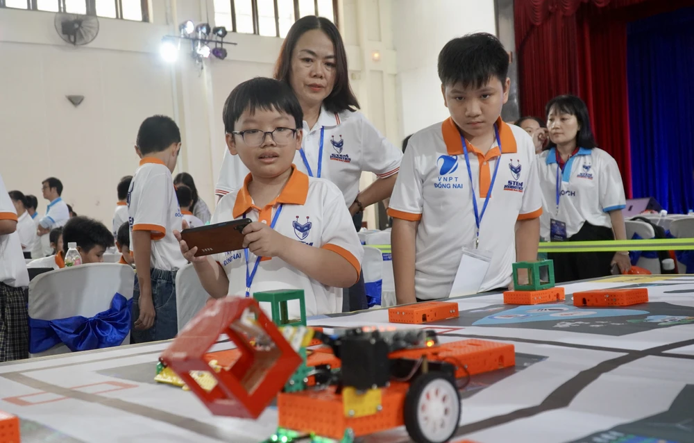 cuộc thi STEM Robotics. 2.jpg
