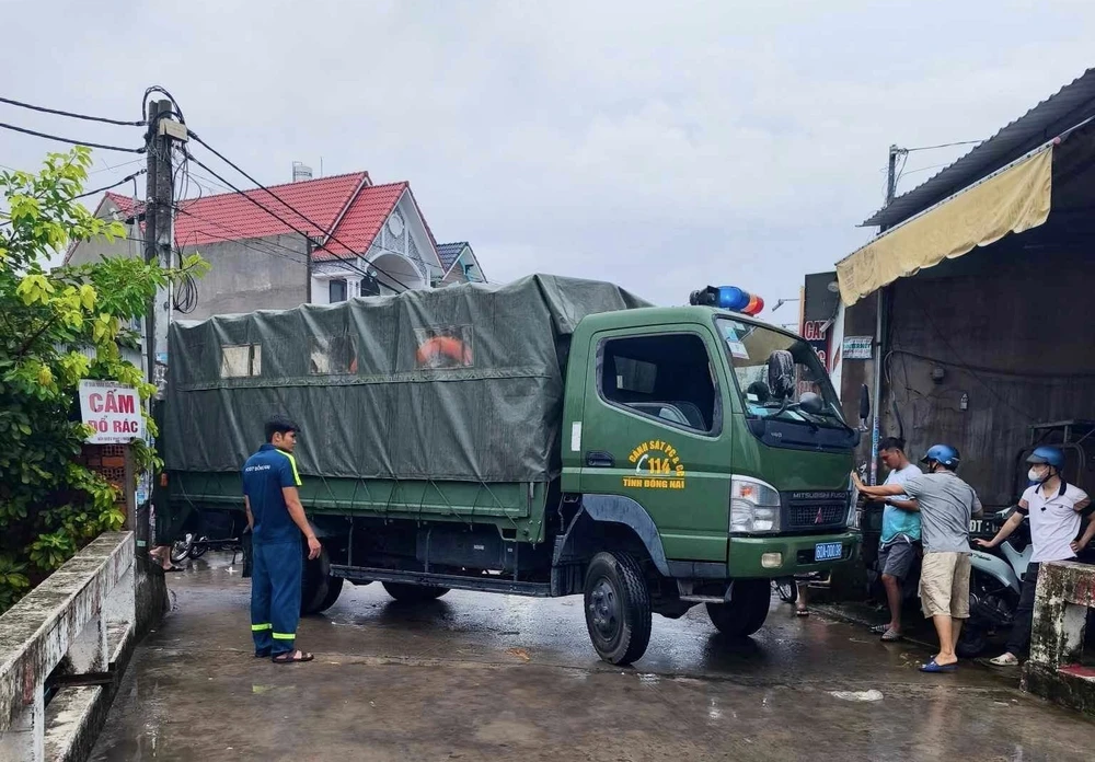 nước cuốn trôi..jpg