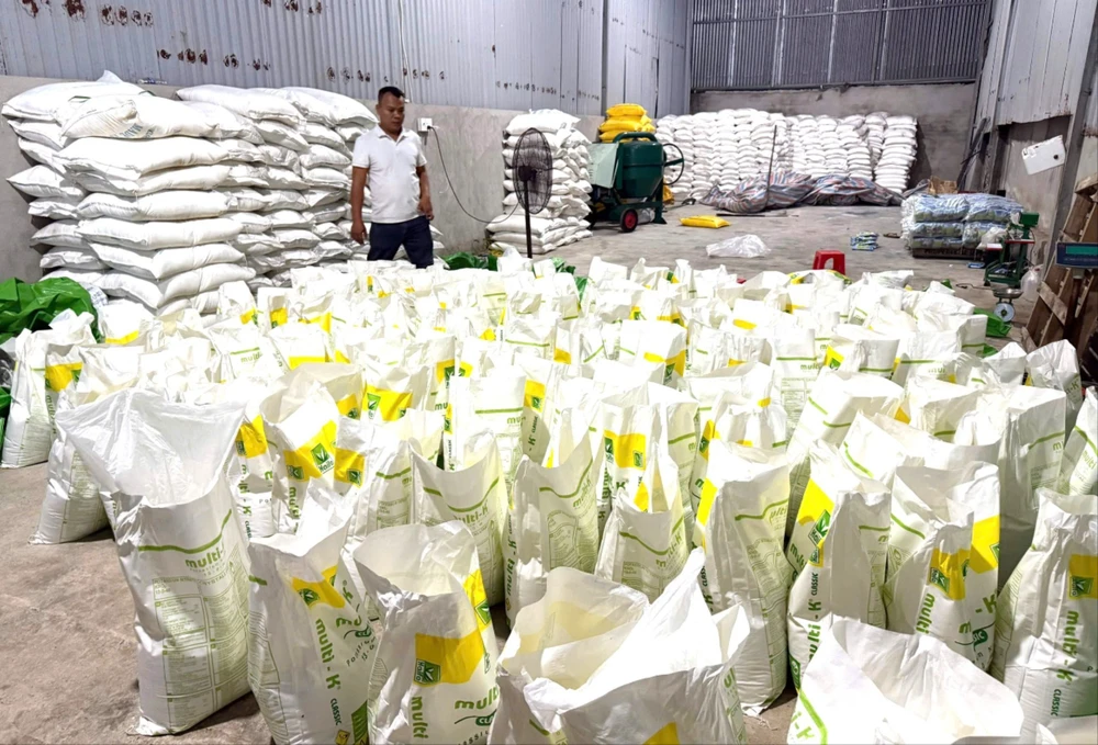 Phân bón giả.jpg