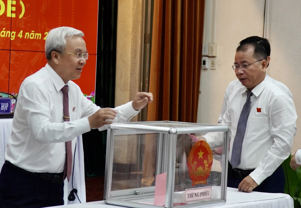 Ủy viên thường vụ.jpg