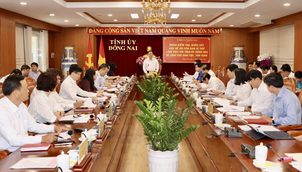 đoàn công tác..jpg