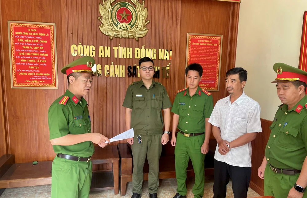 nhân viên điện lực.jpg