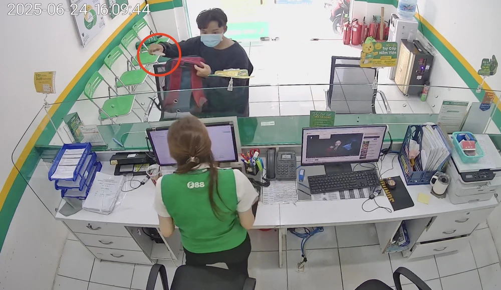 nữ nhân viên.jpg