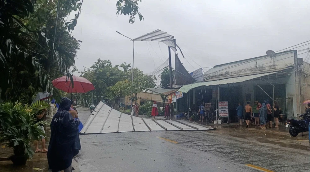 Mưa giông lốc xoáy khiến nhiều cây gãy đổ, nhà bị tốc mái