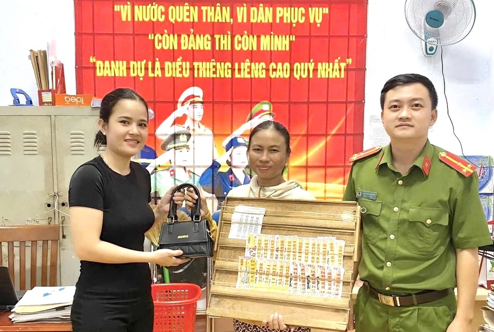 bán vé số dạo.jpg