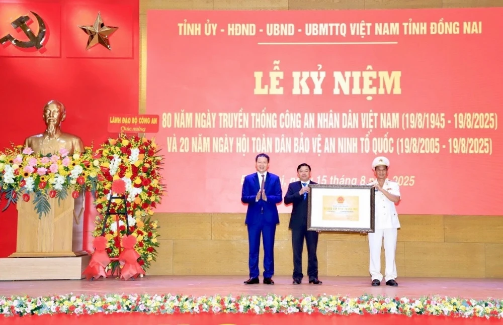 chiến sĩ công an.jpg