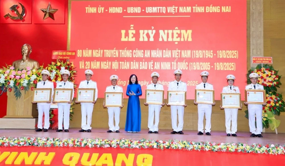 chiến sĩ công an.jpg