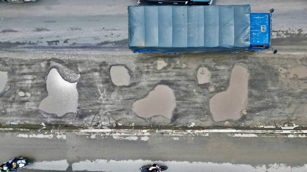 Dù cơ quan chức năng đã duy tu, bảo dưỡng tuyến đường này nhưng sau cơn mưa lớn khi xe tải trọng lớn đi qua lại khiến nhiều đoạn đường hư hỏng, mưa nước ngập sâu.