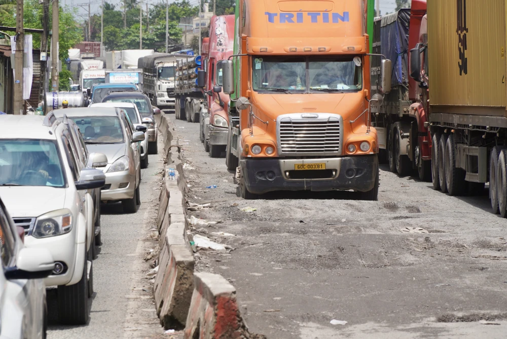 Đường hư hỏng, di chuyển khó khăn nên nhiều tài xế xe ô tô đã đi vào làn đường dành cho xe máy.