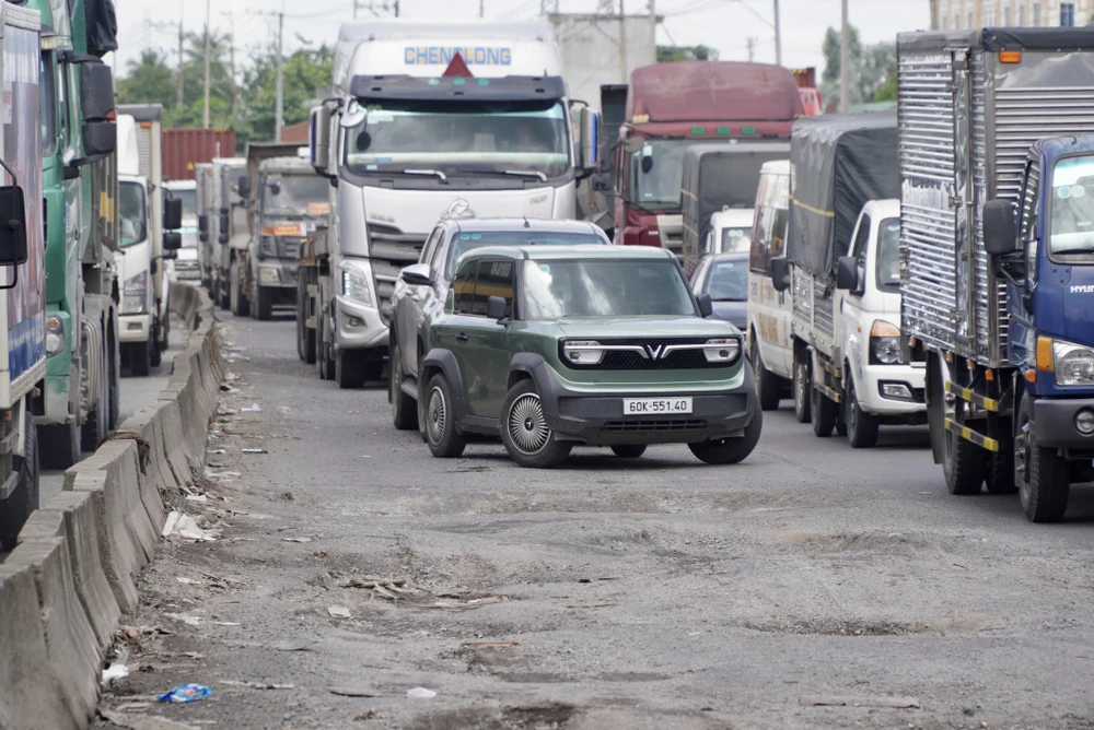 Tài xế lái những chiếc xe gầm thấp không dám liều mình đi qua khu vực 'ổ voi' vì sợ bị sập hố sâu.