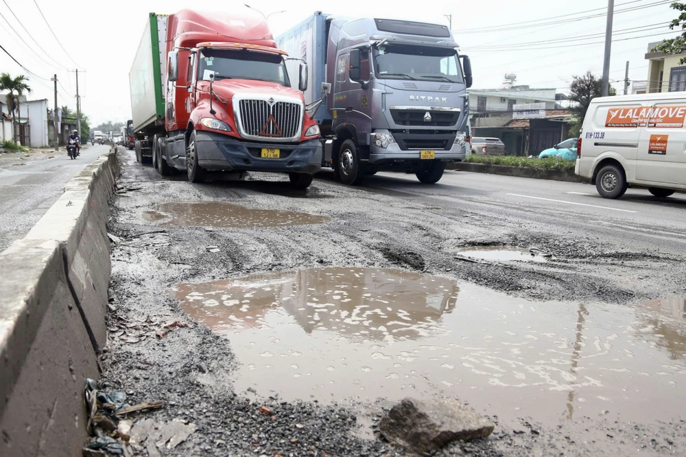 Việc mặt đường quốc lộ 51 hư hỏng khiến giao thông khu vực luôn ùn tắc vì tài xế lái xe ô tô không dám mạo hiểm đi vào khu vực có hố sâu.