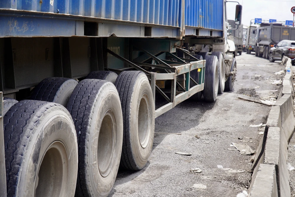 Những chiếc xe trọng tải lớn thường bị 'vặn sườn' chao đảo khi gắng vượt qua ma trận này.