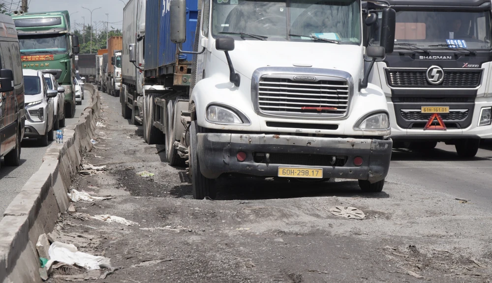 Một tài xế xe tải chia sẻ: 'Mỗi lần qua khu vực này tôi rất ám ảnh, sợ hãi vì đoạn đường quá xấu, xe chở nặng rung lắc, chao đảo và có thể bị sập hố bất kỳ lúc nào'.