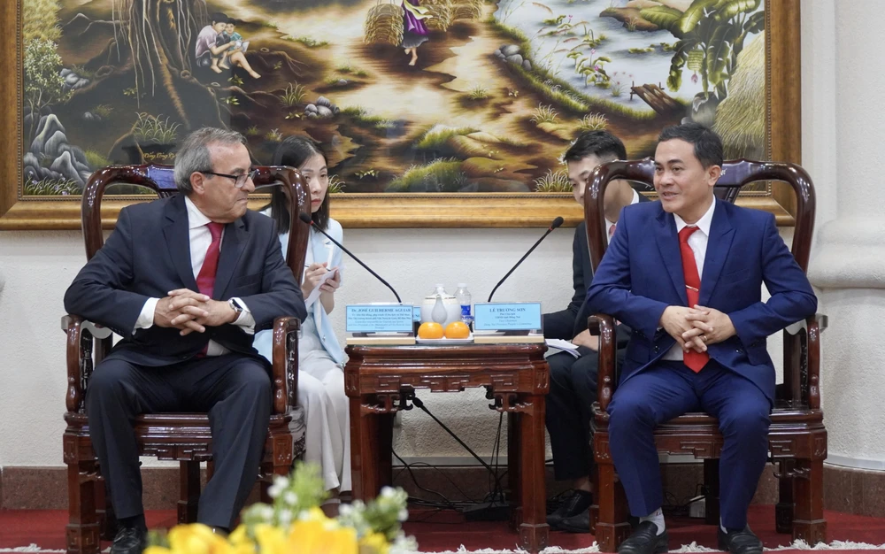 đoàn công tác 1.jpg