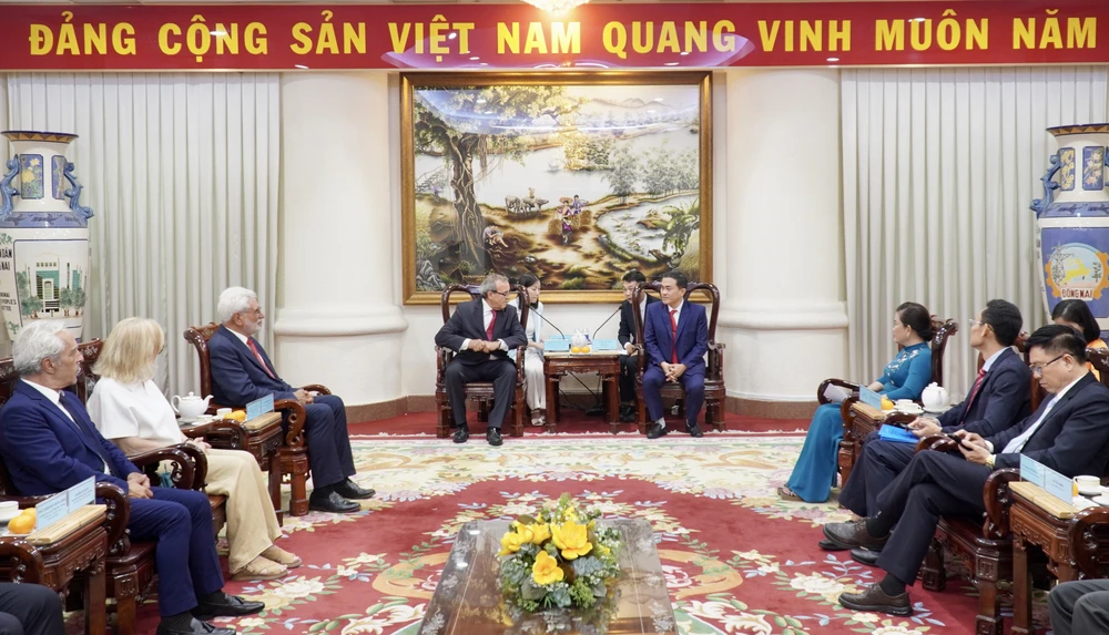 đoàn công tác 2.jpg