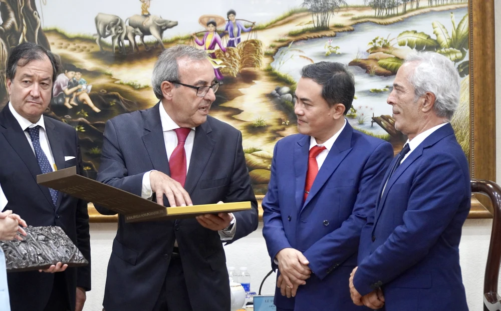 đoàn công tác. 3.jpg