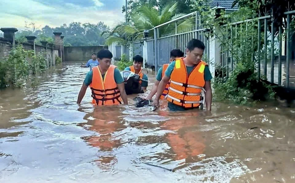 nước lũ dâng cao 1.jpg