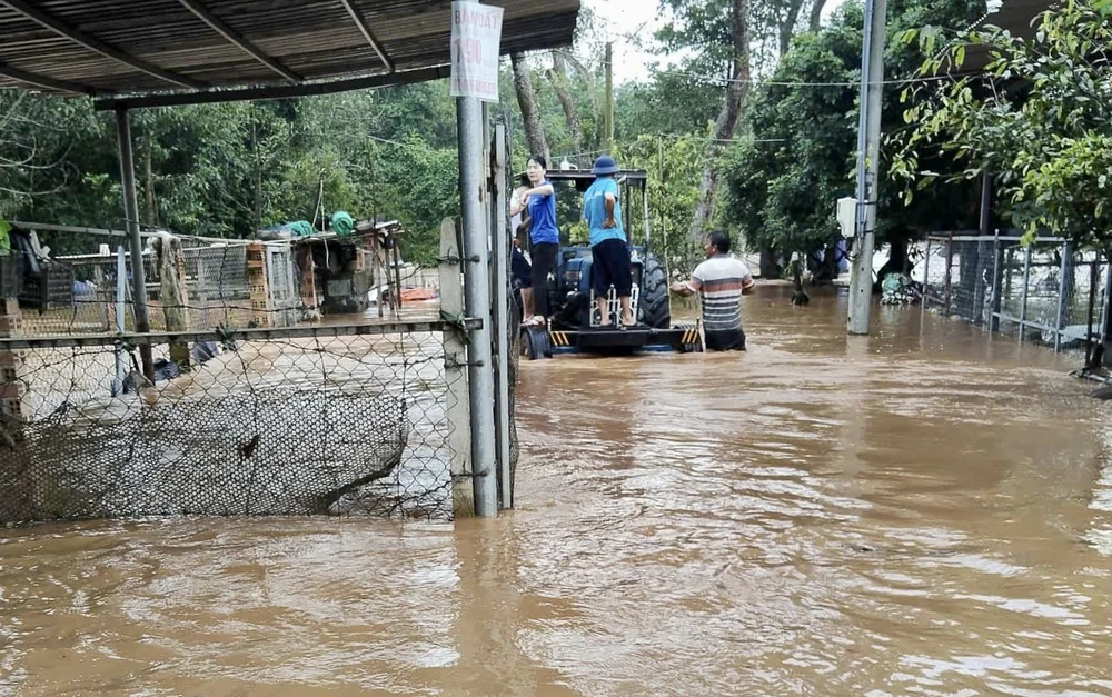 nước lũ dâng cao 2.jpg