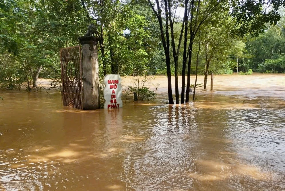 nước lũ dâng cao 3.jpg