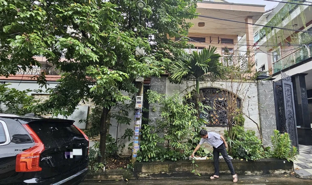 Ông L chỉ mốc giới bị nhà hàng xóm xây lấn sang chiều ngang 1,4m, chiều dài chạy dọc thửa đất dài 16m. Ảnh: VŨ HỘI