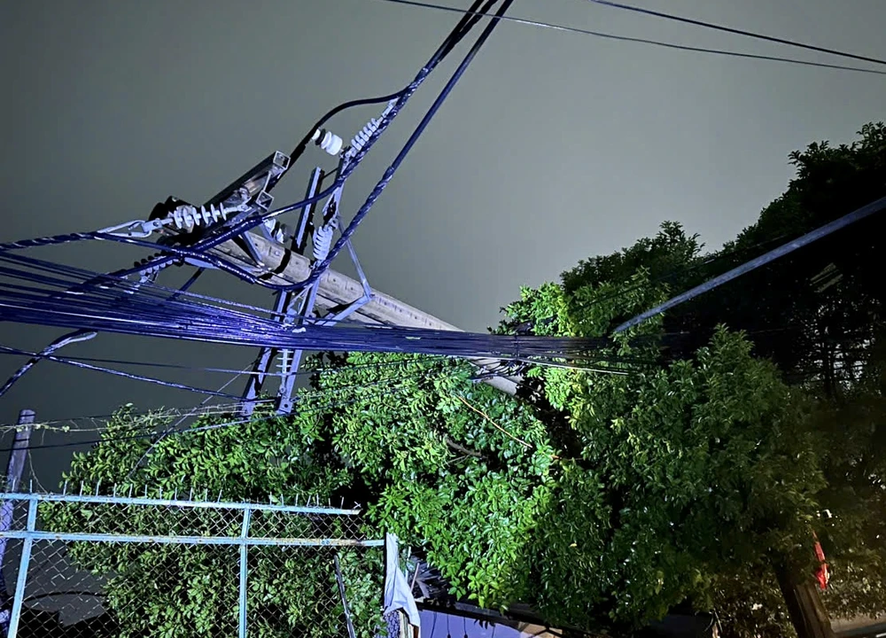 Mưa giông lốc 3.jpg