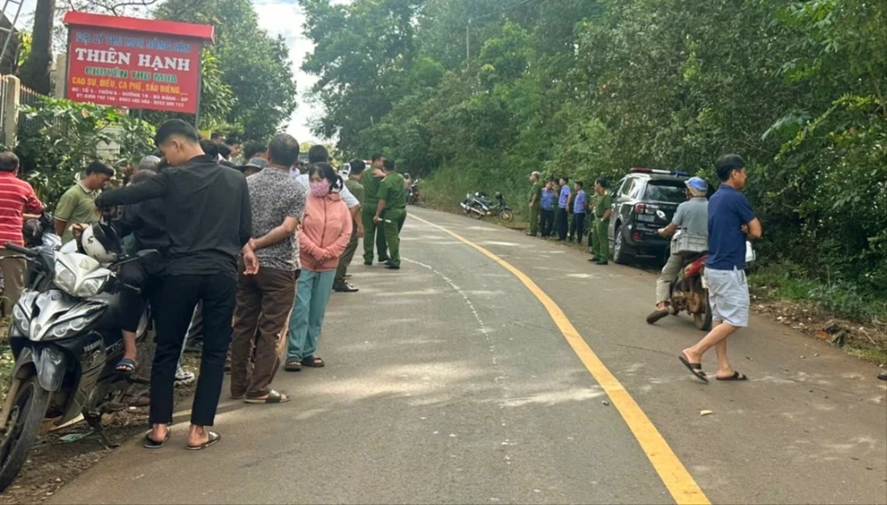 3 người trong gia đình.jpg