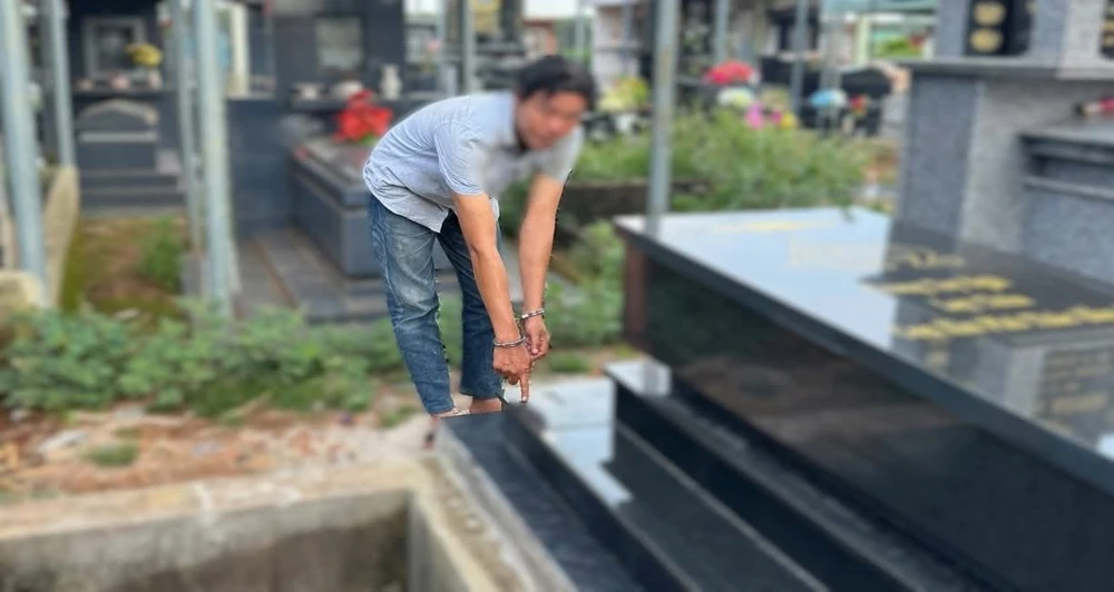 đập phá mộ.jpeg