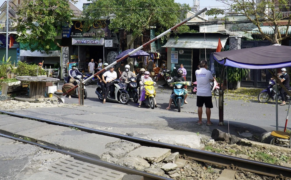 ngang qua đường sắt 2.jpg
