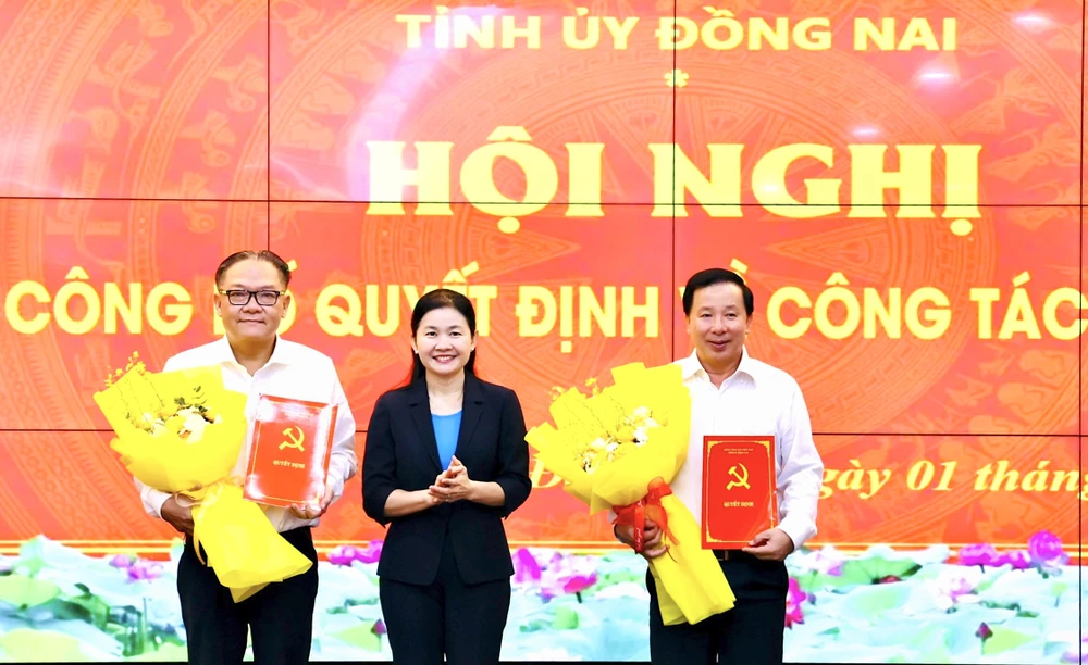 Phó Bí thư Thường trực Tỉnh ủy, Chủ tịch HĐND tỉnh Đồng Nai Tôn Ngọc Hạnh trao quyết định cho Chủ tịch UBND tỉnh Nguyễn Văn Út và Phó Chủ tịch Thường trực UBND tỉnh Nguyễn Kim Long. Ảnh: VH.