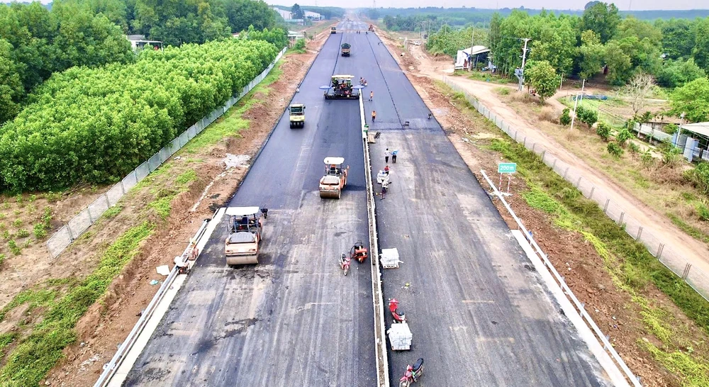 cao tốc Biên Hòa 8.jpg