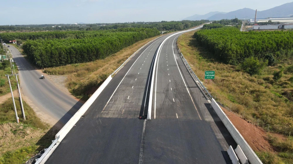 cao tốc Biên Hòa.jpg