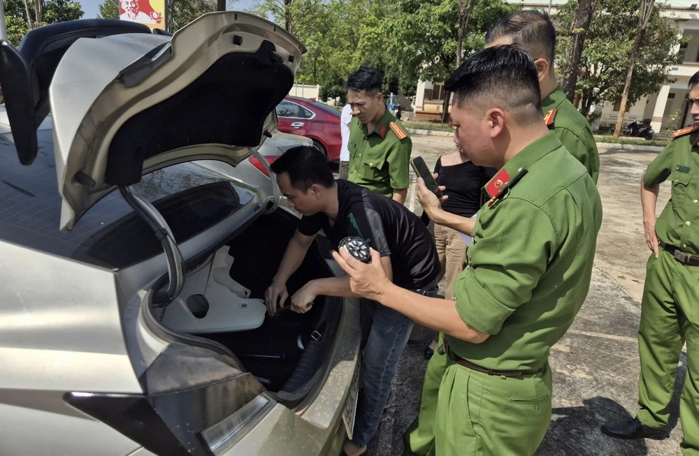 bình xịt hơi cay 2.jpg