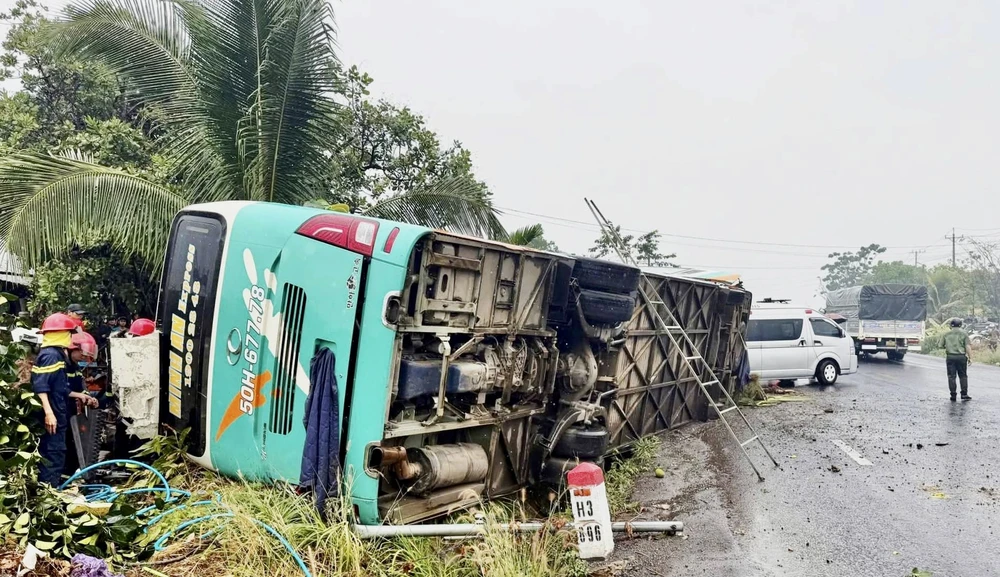 lật xe khách 1.jpg