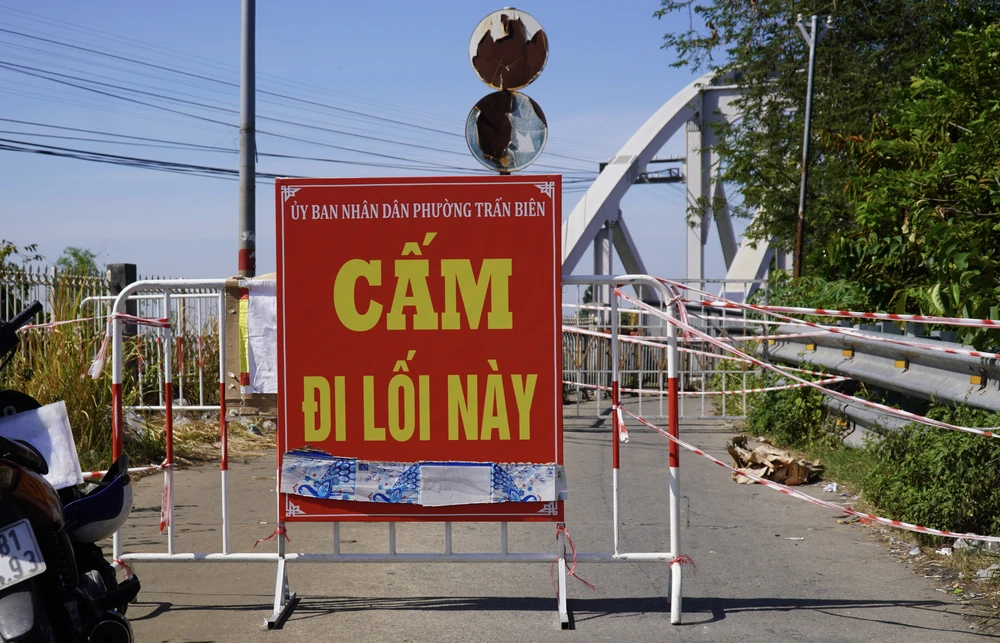 Để đảm bảo an toàn và phục vụ cho công tác sửa chữa, khắc phục, hiện lối đi dành cho người đi bộ và xe máy trên cầu Ghềnh vẫn chưa được lưu thông.