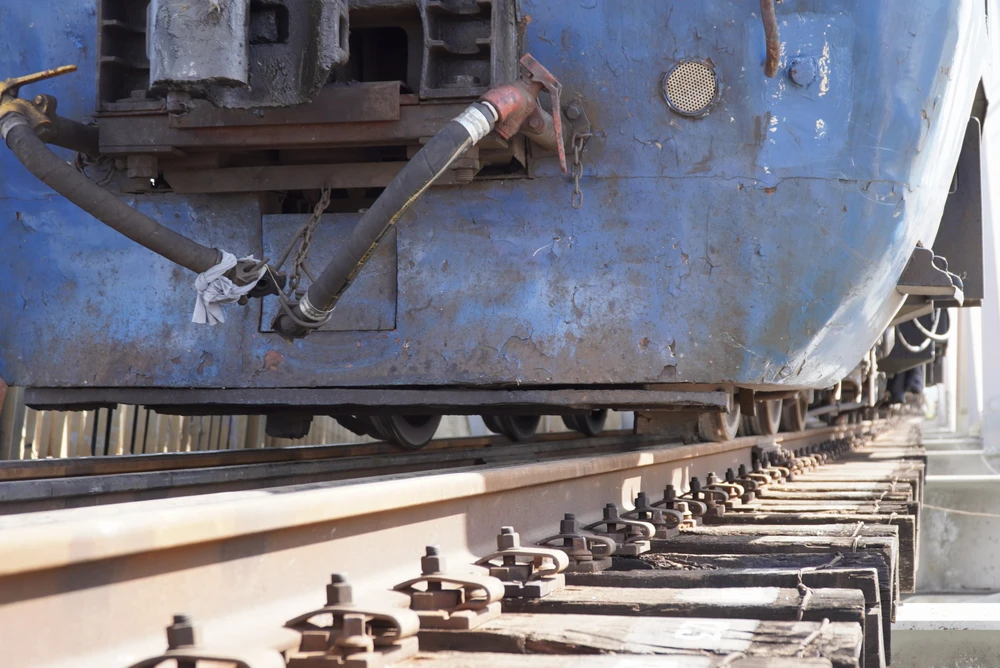 Đầu tàu hoả bắt đầu vào đoạn đường ray trên cầu Ghềnh