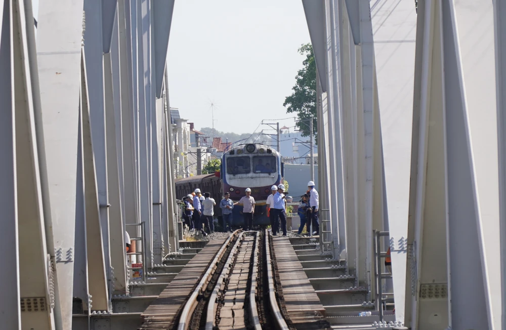 Trước khi đoàn tàu qua cầu, lãnh đạo Tổng công ty Đường sắt Việt Nam cùng các đơn vị kỹ thuật có mặt theo dõi, phối hợp kiểm tra các thông số kỹ thuật.