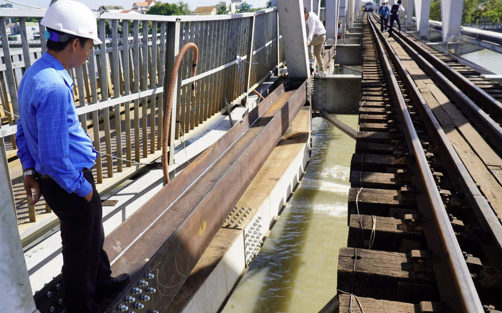 Nhịp cầu Ghềnh bị tàu thuỷ tông vào bị cong vênh đã được gia cố tạm để đảm bảo an toàn.