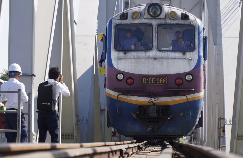 Ông Nguyễn Quốc Vượng, Phó Tổng giám đốc Tổng công ty Đường sắt Việt Nam cho biết, việc thông chuyến tàu đầu tiên qua cầu Ghềnh đã hoàn tất, thành công. Trước mắt ngành đường sắt cho phép tàu chạy qua cầu với tốc độ hạn chế 5 km/h nhằm bảo đảm an toàn tuyệt đối trong giai đoạn đầu khôi phục vận hành. Kể từ thời điểm này, tàu hàng và tàu khách được phép lưu thông trở lại qua cầu Ghềnh.