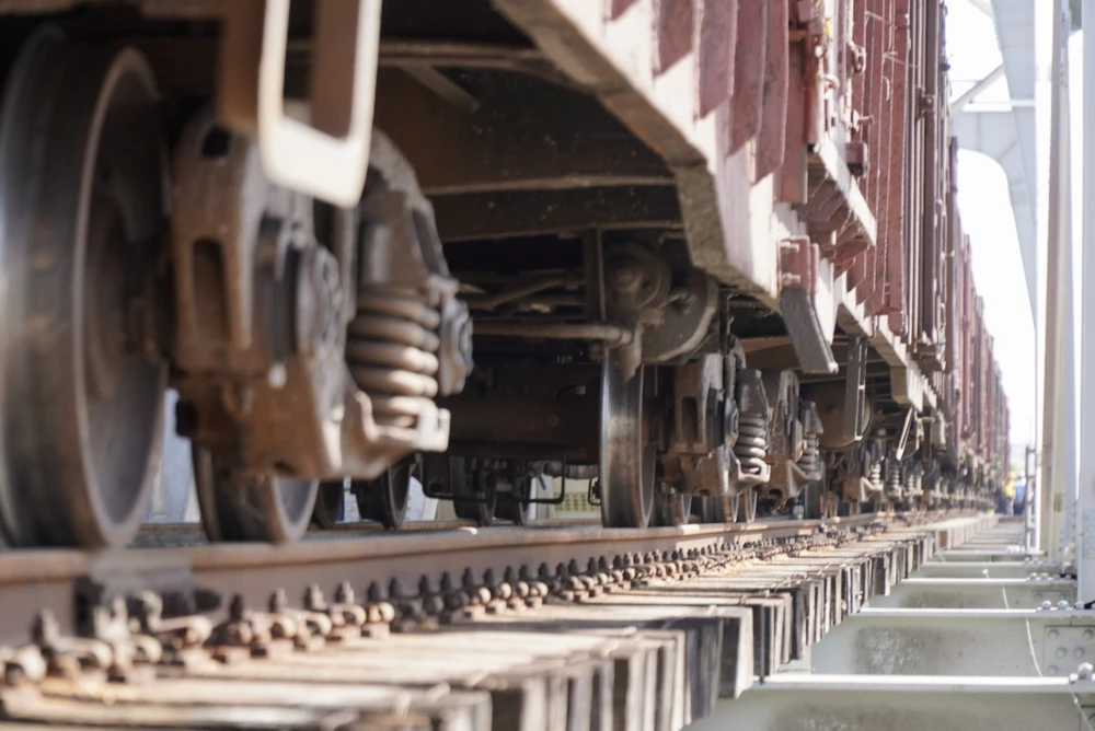 Đoàn tàu đi qua đường ray trên cầu Ghềnh bắc qua sông Đồng Nai.