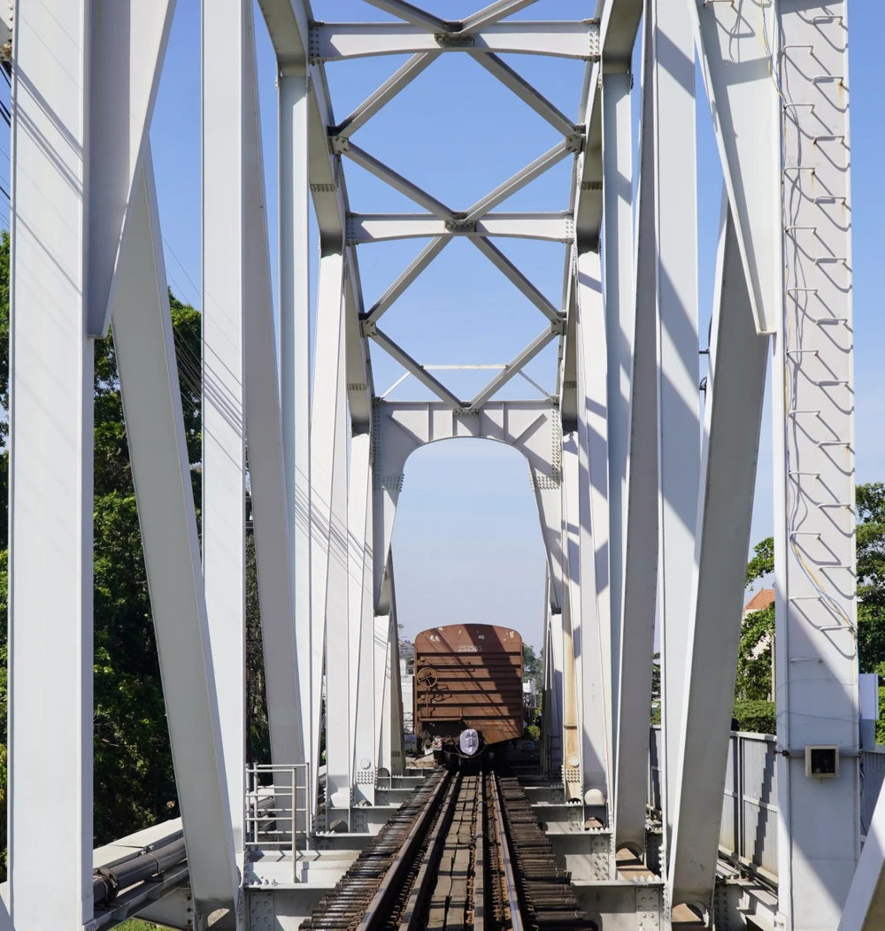 Đoàn tàu hoả đi qua đoạn đường ray trên cầu Gềnh an toàn.