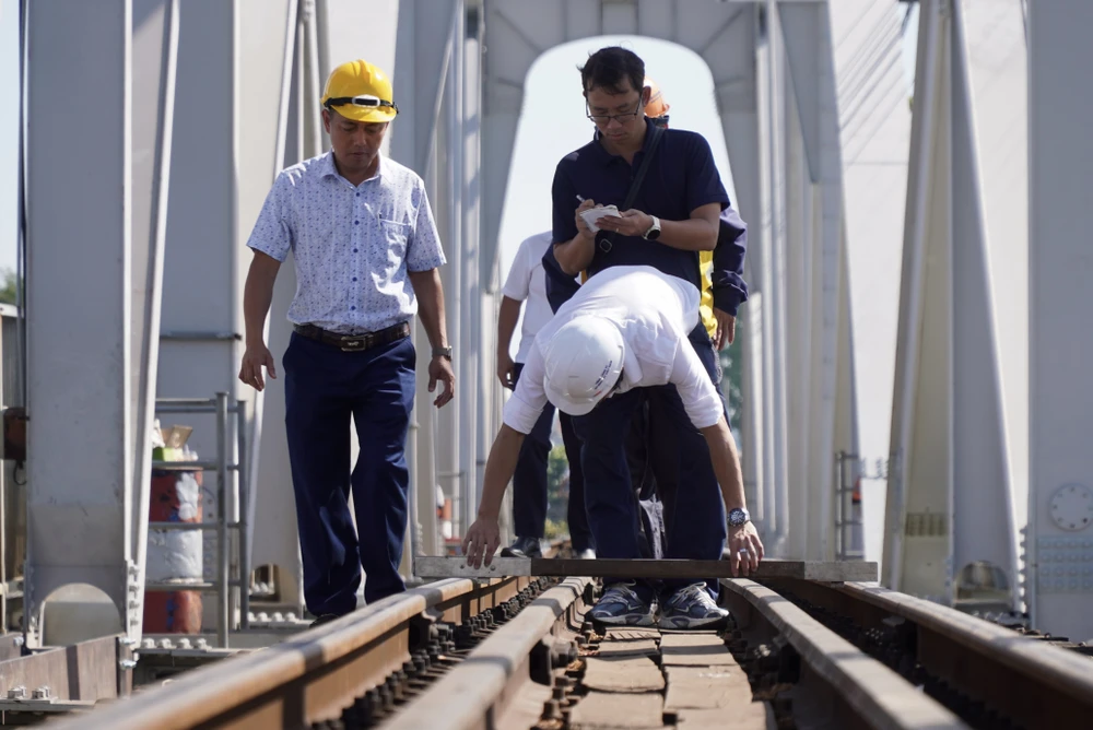 Sau khi đoàn tàu hàng đi qua, lực lượng chức năng tiếp tục đo đạc độ lệch đường ray, kiểm tra kết cấu nhịp cầu và các thông số an toàn, bước đầu ghi nhận hệ thống đường ray và kết cấu cầu cơ bản ổn định, bảo đảm điều kiện khai thác tạm thời và sẵn sàng đón các chuyến tàu kế tiếp qua cầu. Ngay sau tàu hàng chuyến tàu khách SE6 cũng qua cầu Ghềnh lúc 9h40 hướng Nam - Bắc.